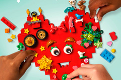Компания LEGO Group собирает по кубику новогоднее чудо