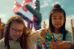 Компания LEGO Group выпустила новогодний ролик, демонстрирующий безграничный творческий потенциал и детского воображения