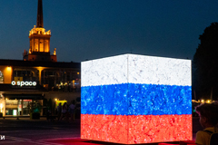 Жителей 10 городов ждут интерактивные инсталляции от VK в честь Дня флага