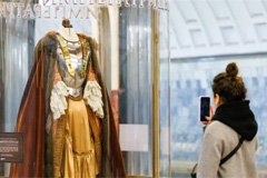 Следующая станция — мода XVIII века: в московском метро открылась выставка костюмов из фильма «Императрицы».
