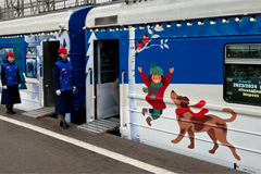 На Киевском вокзале презентовали поезд Деда Мороза с новогодними вагонами