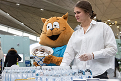 Аэропорт Пулково представил питьевую воду совместно с Императорским фарфоровым заводом