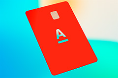 Альфа-Банк выпустил первые вертикальные карты с прозрачным логотипом 